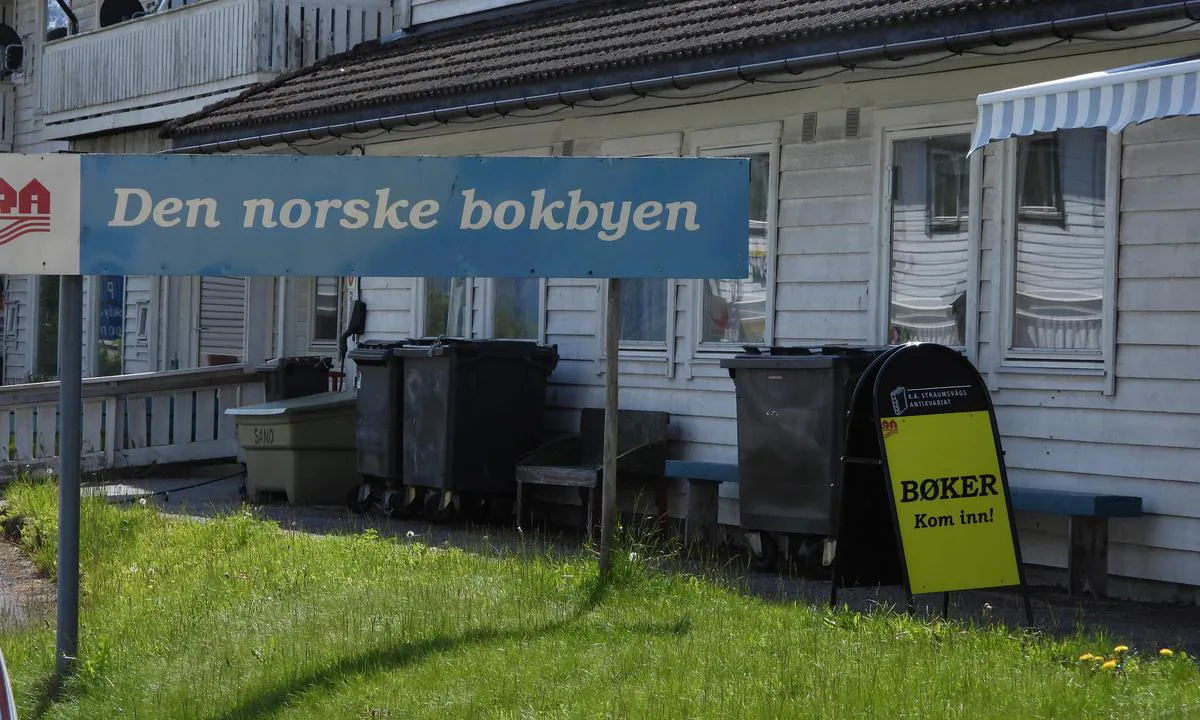 Fjærland: {"base": "en", "no": "Fj\u00e6rland er en bokby med mange steder hvor b\u00f8ker selges.", "se": "Fj\u00e6rland \u00e4r en bokby med m\u00e5nga st\u00e4llen d\u00e4r b\u00f6cker s\u00e4ljs.", "en": "Fj\u00e6rland is book-town with a lot of places books are sold.", "da": "Fj\u00e6rland er en bogby med mange steder, hvor b\u00f8ger s\u00e6lges."}