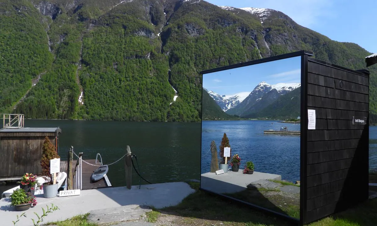 Fjærland: {"base": "en", "no": "Badstue til leie p\u00e5 land og ogs\u00e5 en flytende p\u00e5 vannet.", "se": "Bastu finns att hyra p\u00e5 land och \u00e4ven en flytande p\u00e5 vattnet.", "en": "Sauna for rent on land and also one floating on water.", "da": "Sauna til leje p\u00e5 land og ogs\u00e5 en flydende p\u00e5 vand."}