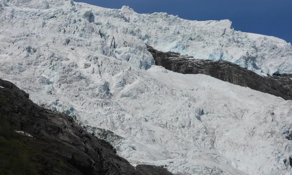 Fjærland: Glacier Bøyabreen (part of Jostedalsbreen).  10,4 km from harbour.  Normally it is possible to take a bus to this lokation.