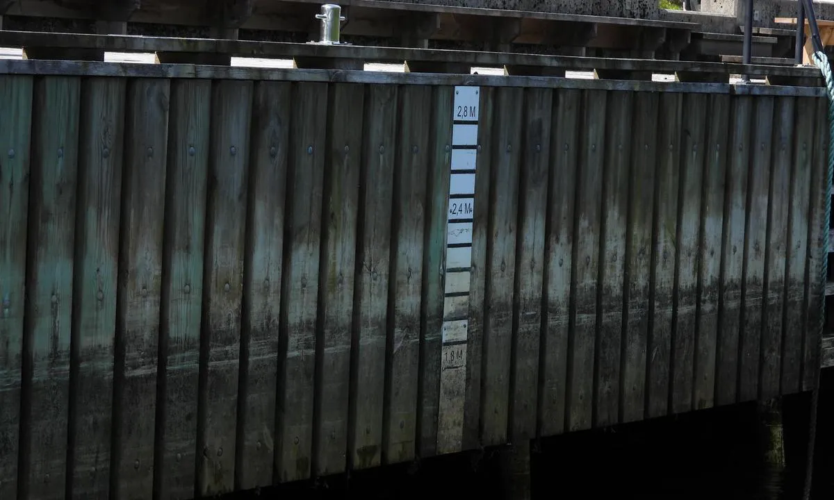 Fjærland: Indikator water level fixed jetty.