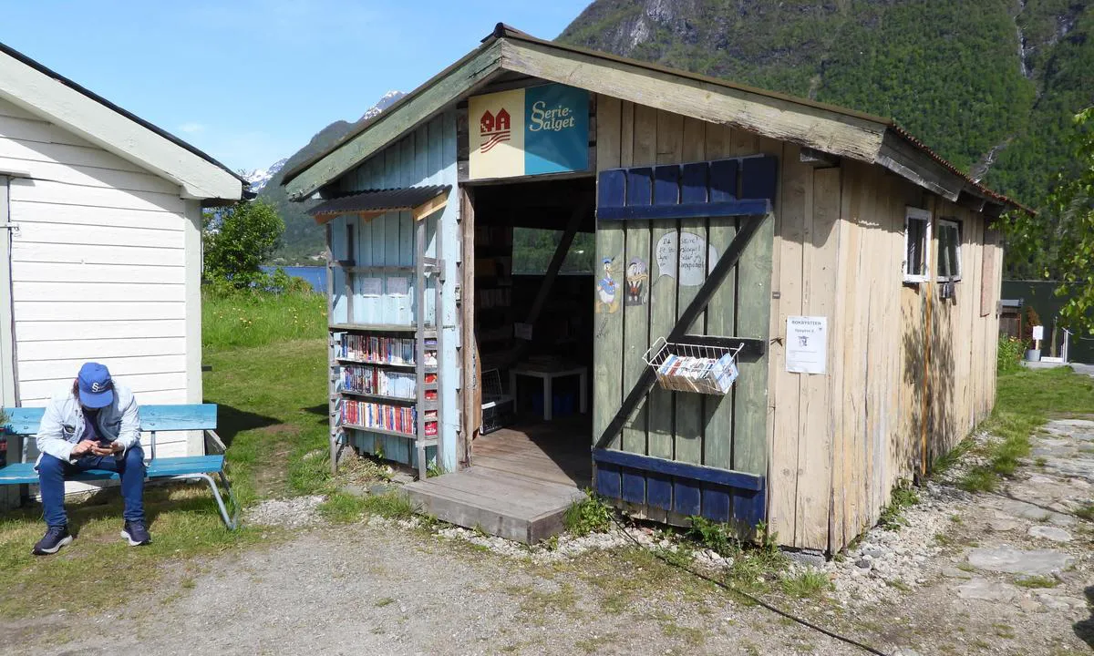 Fjærland: {"base": "en", "no": "Bokhandel.", "se": "Bokhandel.", "en": "Bookshop.", "da": "Boghandel."}