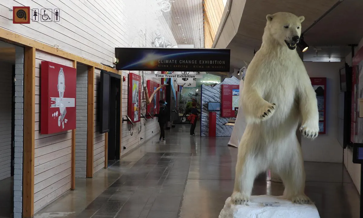 Fjærland: {"base": "en", "no": "Inne i Bremeuseet.", "se": "Inne i Glaci\u00e4rmuseet.", "en": "Inside Glacier museum.", "da": "Inde i Gletchermuseet."}