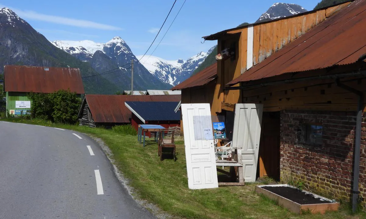 Fjærland: {"base": "en", "no": "Bokhandel.", "se": "Bokhandel.", "en": "Book shop.", "da": "Boghandel."}