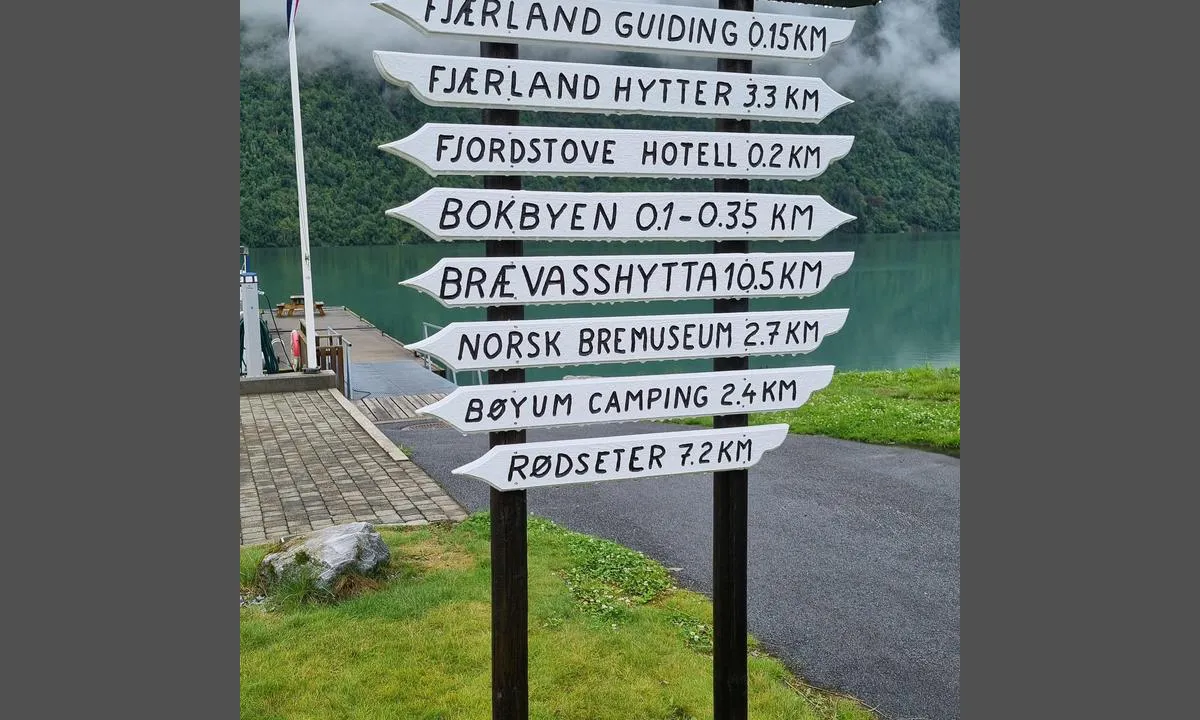 Fjærland: {"base": "no", "no": "Ved flytebryggen. Avtander. Joker ligger p\u00e5 brygga", "se": "Vid flytbryggan. Apterar. Joker ligger p\u00e5 bryggan", "en": "At the floating dock. Fresh water available. Grocery store 'Joker' is located on the pier.", "da": "Ved flydebroen. Ankerplads. K\u00f8bmanden ligger p\u00e5 kajen."}