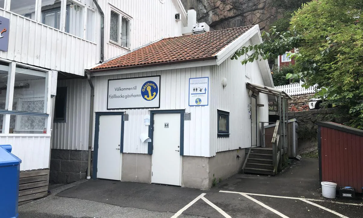 Fjällbacka: {"base": "no", "no": "Dusj og toalett i Fjellbacka. OK standard.", "se": "Dusch och toalett i Fj\u00e4llbacka. OK standard.", "en": "Shower and toilet in Fj\u00e4llbacka. Acceptable standard.", "da": "Bruser og toilet i Fj\u00e4llbacka. OK standard."}