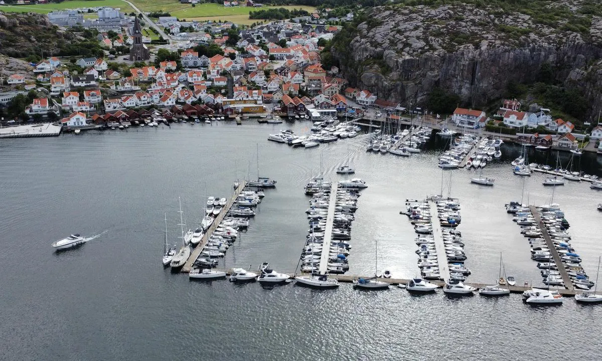 Fjällbacka: {"base": "no", "no": "Det er gjestebrygger p\u00e5 flytebryggene innerst ved byen, samt p\u00e5 utsiden av den ytre bryggen. Ytterst er du utsatt b\u00e5de for vanlig sj\u00f8 og for hekkb\u00f8lger.", "se": "Det finns g\u00e4stbryggor p\u00e5 flytbryggorna l\u00e4ngst in vid staden, samt p\u00e5 utsidan av den yttre bryggan. Ytterst \u00e4r du utsatt b\u00e5de f\u00f6r vanlig sj\u00f6 och f\u00f6r svallv\u00e5gor fr\u00e5n aktern.", "en": "There are guest docks on the floating docks closest to the town, as well as on the outer side of the outer dock. At the far end, you are exposed to both regular sea conditions and wake waves.", "da": "Der er g\u00e6stebroer p\u00e5 flydebroerne inderst ved byen, samt p\u00e5 ydersiden af den ydre bro. Yderst er du udsat b\u00e5de for almindelig s\u00f8 og for h\u00e6kb\u00f8lger."}