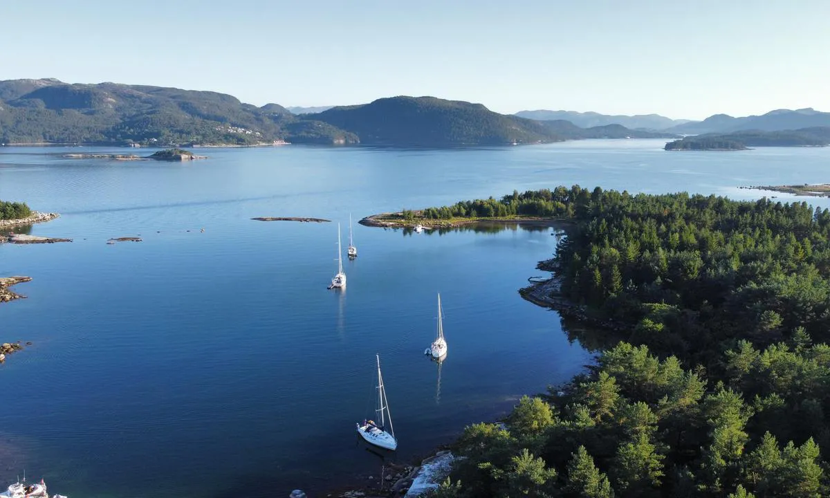Fjellsholmen: {"base": "da", "no": "Godt beskyttet, godt ankerfeste. Knuthal@yahoo.com.", "se": "V\u00e4l skyddad, bra ankringsf\u00e4ste. Knuthal@yahoo.com.", "en": "Well protected, good anchorage. Knuthal@yahoo.com.", "da": "Godt beskyttet, godt ankerfeste. Knuthal@yahoo.com."}