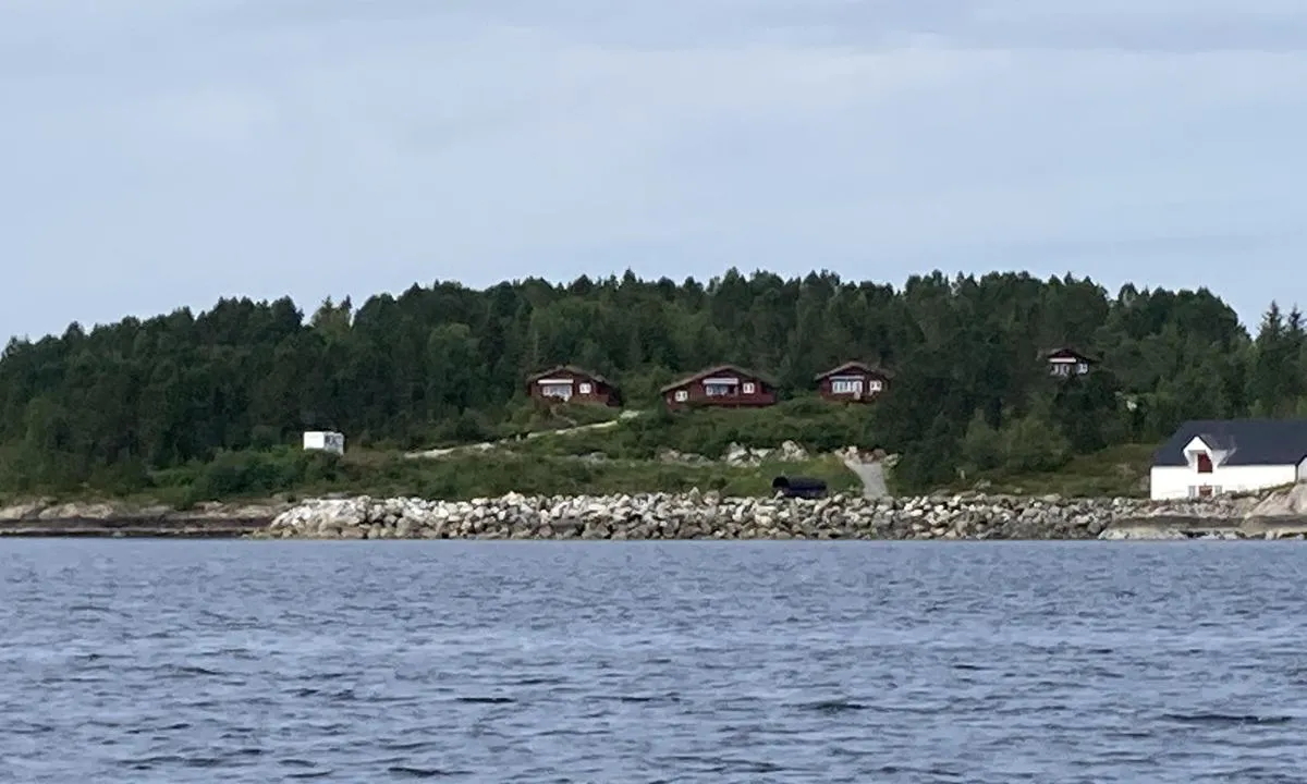 Fjellvær: {"base": "no", "no": "Bildet tatt fra sj\u00f8siden mot molo, brygge, utleiehytter og campingplass", "se": "Bildet taget fr\u00e5n sj\u00f6sidan mot pir, brygga, uthyrningsstugor och campingplats", "en": "Photo taken from the seaside towards the breakwater, dock, rental cabins, and campsite", "da": "Billedet taget fra s\u00f8siden mod mole, brygge, udlejningshytter og campingplads"}