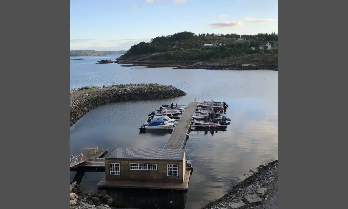 Fjellvær: {"base": "no", "no": "Flytebrygge innenfor molo. Innseiling mellom molo og b\u00f8ye", "se": "Flytbrygga innanf\u00f6r v\u00e5gbrytare. Insegling mellan v\u00e5gbrytare och boj", "en": "Floating dock inside the breakwater. Approach between the breakwater and buoy", "da": "Flydebro indenfor mole. Indsejling mellem mole og b\u00f8je"}
