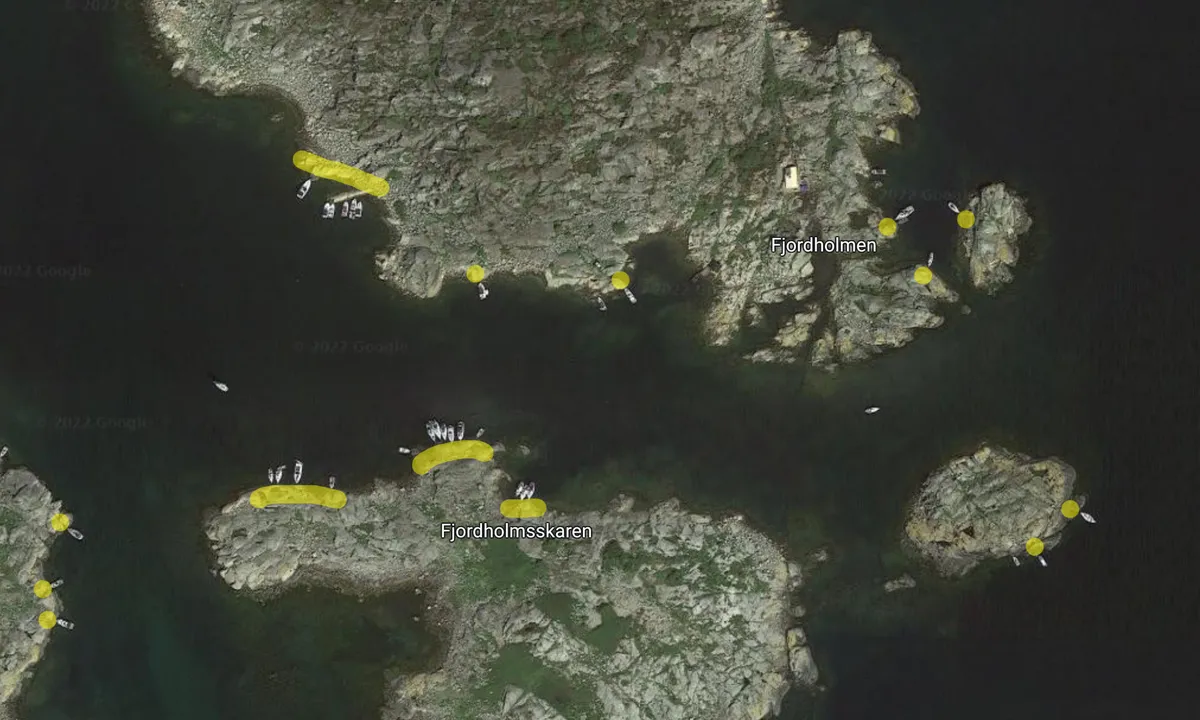 There are a lot of places where you can moor your boat towards land on Fjordholmen and Fjordholmskaren. The yellow markings are made from observing the boats on the satelite image, make sure to check your navigational charts.