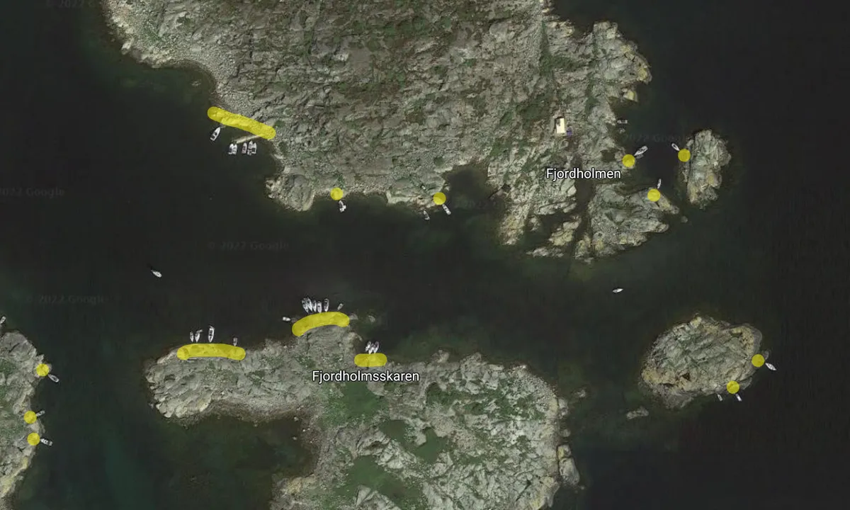 {"base": "en", "no": "Det er mange steder hvor du kan fort\u00f8ye b\u00e5ten mot land p\u00e5 Fjordholmen og Fjordholmskaren. De gule markeringene er laget ved \u00e5 observere b\u00e5tene p\u00e5 satellittbildet, s\u00f8rg for \u00e5 sjekke dine navigasjonskart.", "se": "Det finns m\u00e5nga platser d\u00e4r du kan f\u00f6rt\u00f6ja din b\u00e5t mot land p\u00e5 Fjordholmen och Fjordholmskaren. De gula markeringarna \u00e4r gjorda genom att observera b\u00e5tarna p\u00e5 satellitbilden, se till att kontrollera dina sj\u00f6kort.", "en": "There are a lot of places where you can moor your boat towards land on Fjordholmen and Fjordholmskaren. The yellow markings are made from observing the boats on the satelite image, make sure to check your navigational charts.", "da": "Der er mange steder, hvor du kan fort\u00f8je din b\u00e5d imod land p\u00e5 Fjordholmen og Fjordholmskaren. De gule markeringer er lavet ud fra observationer af b\u00e5dene p\u00e5 satellitbilledet, s\u00f8rg for at kontrollere dine navigationskort."}