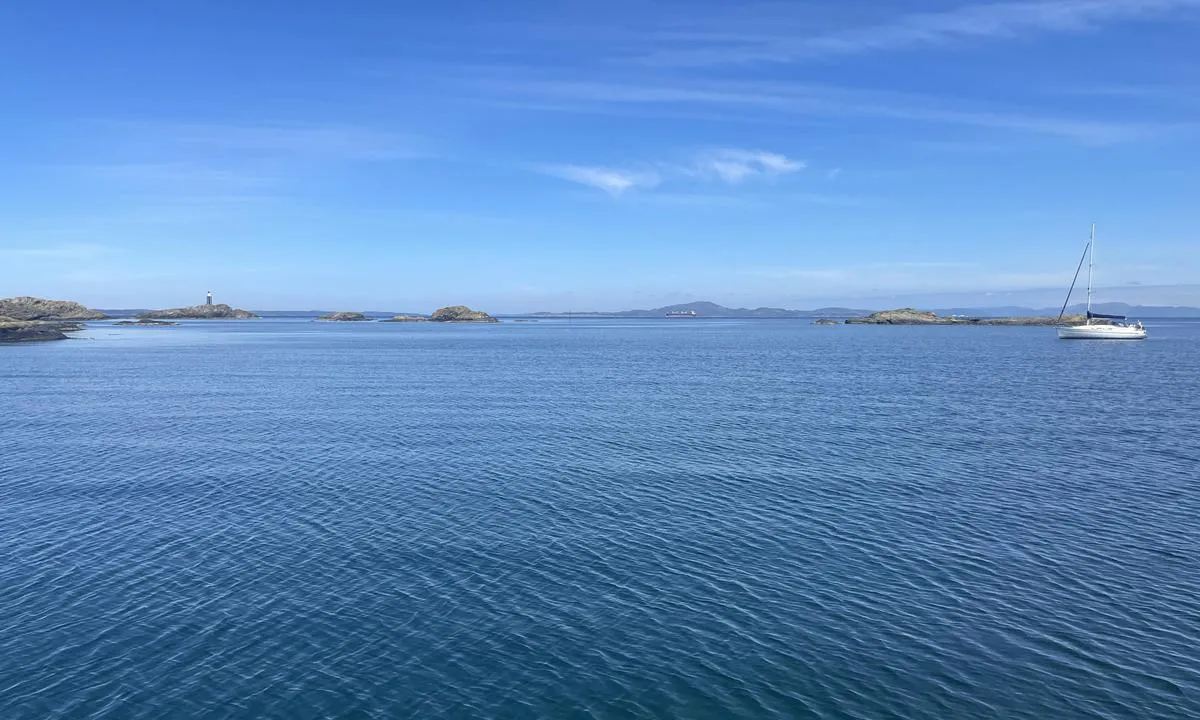 Flatholmgrunnen naturhavn: {"base": "no", "no": "Utsikt nordover fra ankerplassen v\u00e5r.", "se": "Utsikt norrut fr\u00e5n v\u00e5r ankringsplats.", "en": "View northward from our anchorage.", "da": "Udsigt nordover fra vores ankerplads."}