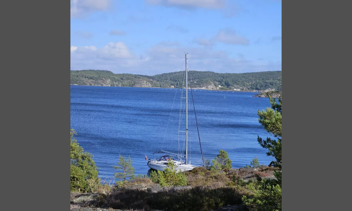 Flatø: Bolter langs fjellveggen. God dybde langs svaberg. Badebrygge.