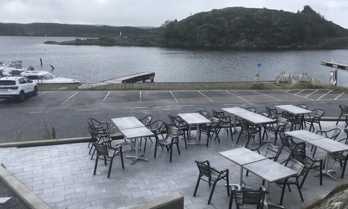 Flatön - Handelsman Flink: {"base": "no", "no": "Uteserveringa til \u201dFlinken\u201d.", "se": "Uteserveringen vid \u201dFlinken\u201d.", "en": "The outdoor dining area at 'Flinken'.", "da": "Udeserveringen til \u201dDen Dygtige\u201d."}
