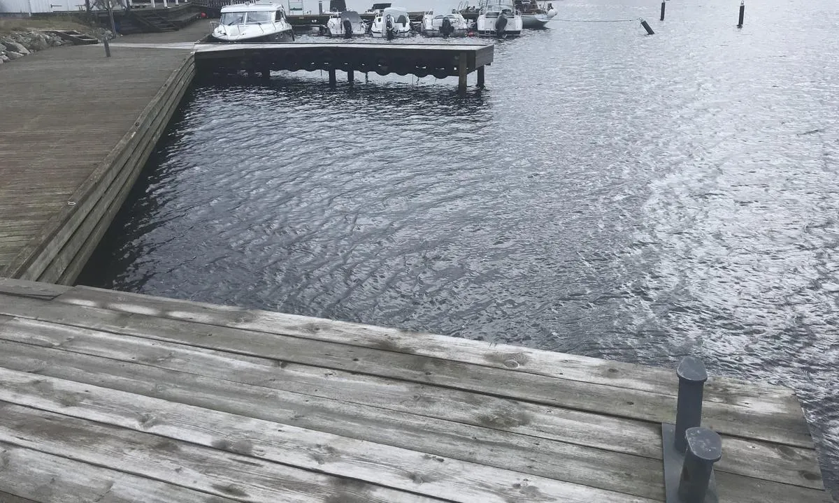 Flatön - Handelsman Flink: {"base": "se", "no": "Fast brygge, Kila samfunn.", "se": "Fast brygge, Kila samf\u00e4llighet.", "en": "Fixed pier, Kila community.", "da": "Fast bro, Kila samfund."}
