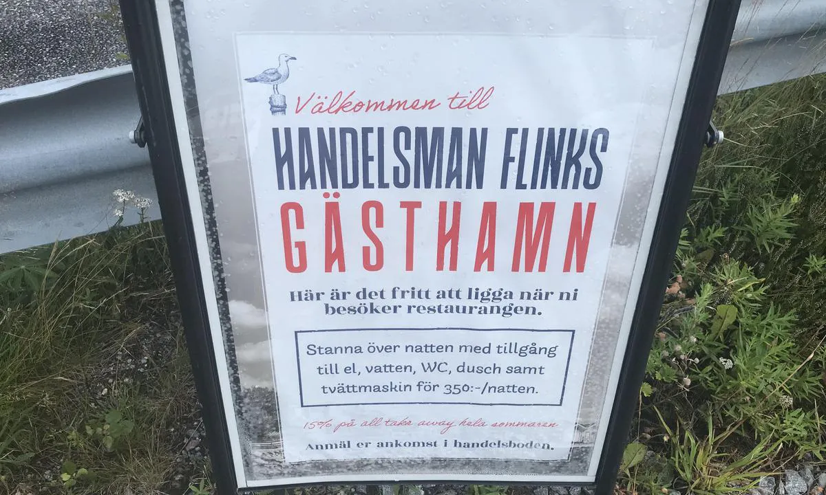 Flatön - Handelsman Flink: {"base": "no", "no": "Plakat p\u00e5 flytebrygga til Handelsmann Flink.", "se": "Affisch p\u00e5 flytbryggan till Handelsman Flink.", "en": "Sign on the floating dock of Merchant Flink.", "da": "Plakat p\u00e5 flydebroen til Handelsmand Flink."}
