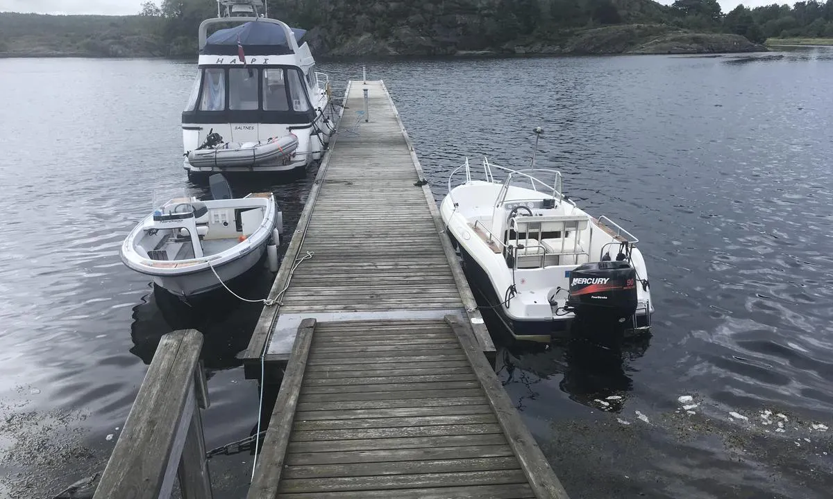 Flatön - Handelsman Flink: {"base": "no", "no": "Flytebrygga til Handelsmann Flink.", "se": "Flytbryggan till Handelsman Flink.", "en": "The floating dock at Merchant Flink.", "da": "Flydebroen til Handelsmand Flink."}