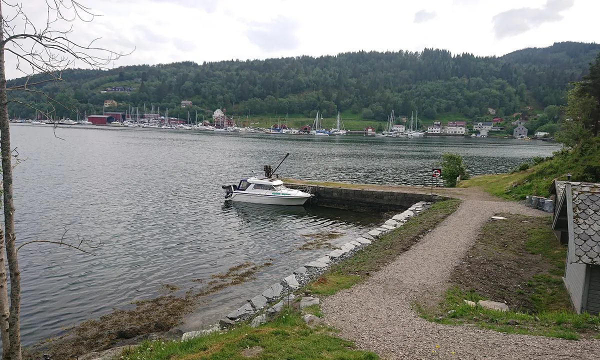 Flatøyosen - Litlebergen: Håøy, to små kaier fortøyningsbolter, fortøyningsbøye
Fin plass for telting og fine turstier.