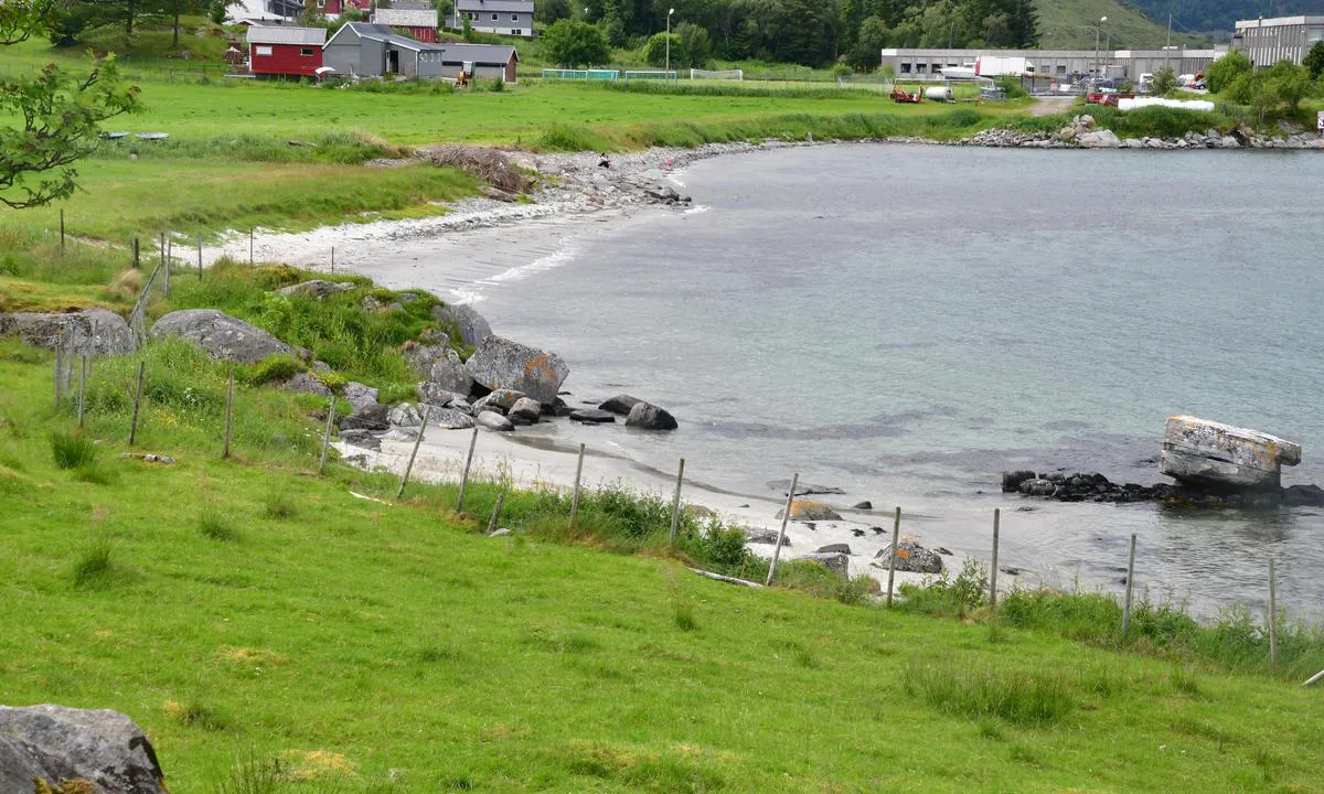 Flatraket: {"base": "no", "no": "Badestrand rett s\u00f8r for gjestehavna. Det er sett opp grind for lett adkomst.", "se": "Badstrand strax s\u00f6der om g\u00e4sthamnen. Det har satts upp grind f\u00f6r l\u00e4tt tillg\u00e5ng.", "en": "Beach just south of the guest harbor. A gate has been installed for easy access.", "da": "Badestrand lige syd for g\u00e6stehavnen. Der er opsat l\u00e5ge for nem adgang."}