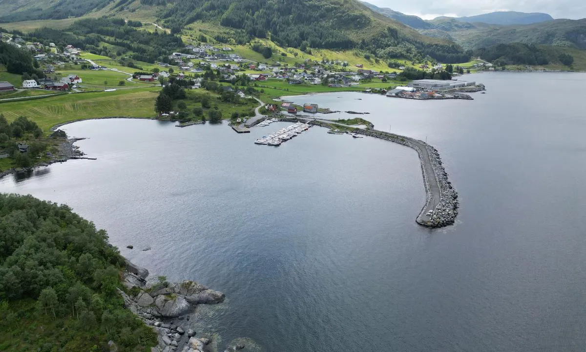Flatraket: {"base": "no", "no": "Stor molo og grei innsegling", "se": "Stor pir och enkel insegling", "en": "Large breakwater and easy approach", "da": "Stor mole og nem indsejling"}