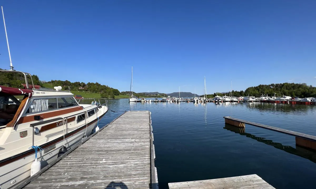 Flatset Småbåtlag: {"base": "no", "no": "Utsikt ut mot innl\u00f8pet til gjestehavnen", "se": "Utsikt ut mot inloppet till g\u00e4sthamnen", "en": "View out towards the entrance of the guest harbor", "da": "Udsigt ud mod indsejlingen til g\u00e6stehavnen"}
