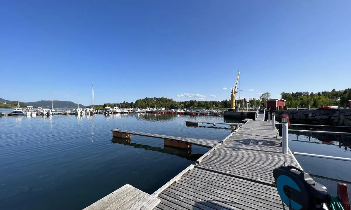 Flatset Småbåtlag: Kai med løftekran 5 tonn.