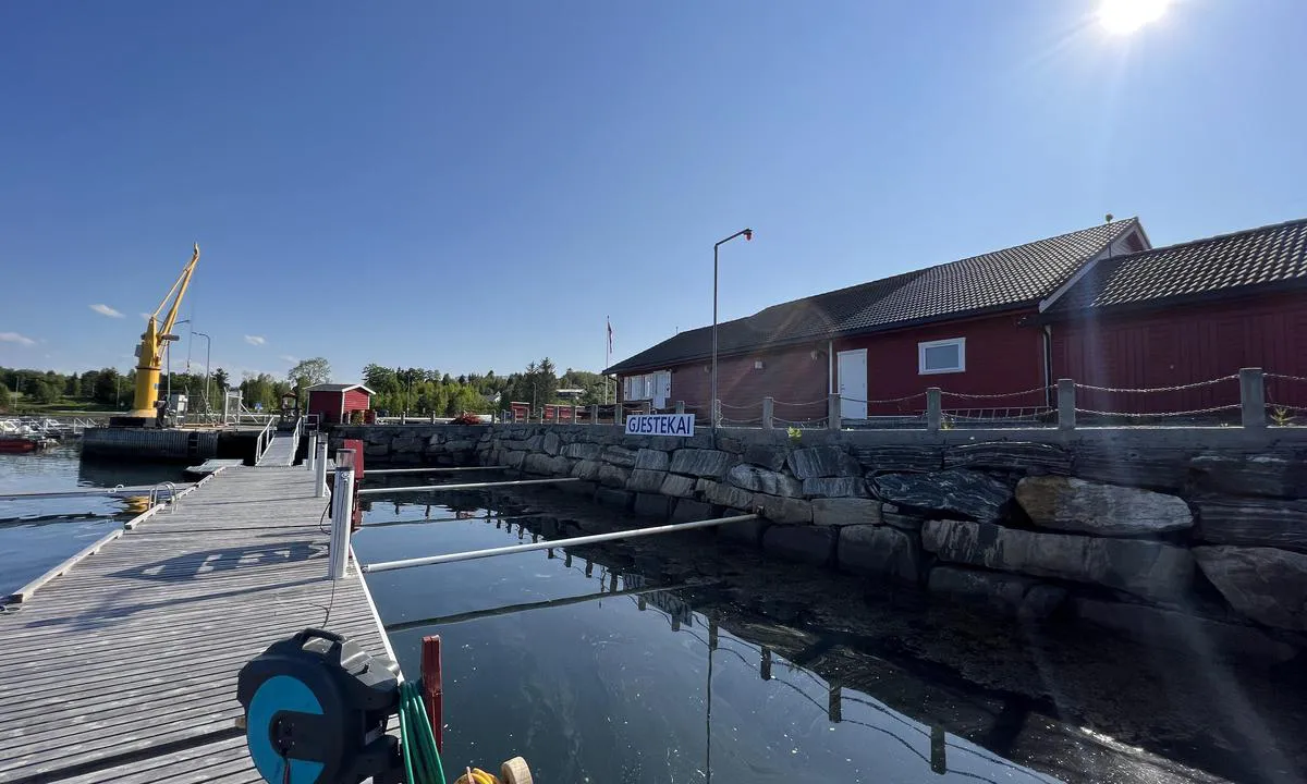 Flatset Småbåtlag: {"base": "no", "no": "Servicebygg med dusj, toalett, vaskemaskin., hjertestarter. Her er ogs\u00e5 tilkobling for landstr\u00f8m p\u00e5 brygga. Vann lett tilgjengelig.", "se": "Servicebyggnad med dusch, toalett, tv\u00e4ttmaskin, hj\u00e4rtstartare. H\u00e4r finns ocks\u00e5 anslutning f\u00f6r landstr\u00f6m vid bryggan. Vatten l\u00e4tt tillg\u00e4ngligt.", "en": "Service building with shower, toilet, washing machine, and defibrillator. There is also shore power connection on the dock. Water readily available.", "da": "Servicebygning med bruser, toilet, vaskemaskine, hjertestarter. Her er ogs\u00e5 tilslutning til landstr\u00f8m p\u00e5 broen. Vand let tilg\u00e6ngeligt."}