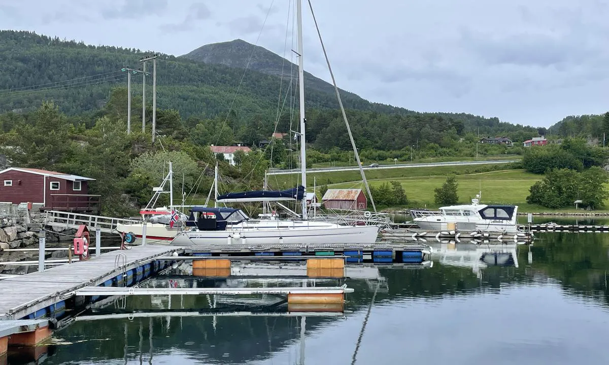Flatset Småbåtlag: {"base": "no", "no": "Gjestenrygga helt innerst mot det r\u00f8de bygget", "se": "G\u00e4stbryggan l\u00e4ngst in mot den r\u00f6da byggnaden", "en": "The guest dock is located all the way inside, near the red building", "da": "G\u00e6stebroen helt inderst mod den r\u00f8de bygning", "fr": "La jet\u00e9e des visiteurs tout au fond, contre le b\u00e2timent rouge", "de": "Der G\u00e4stesteg ganz innen an dem roten Geb\u00e4ude", "es": "El muelle de hu\u00e9spedes completamente al fondo hacia el edificio rojo", "it": "Il molo degli ospiti completamente all'interno verso l'edificio rosso", "pt": "O cais de visitantes completamente para dentro em dire\u00e7\u00e3o ao edif\u00edcio vermelho", "nl": "De gastensteiger helemaal naar binnen tegen het rode gebouw", "pl": "Nabrze\u017ce go\u015bcinne na samym ko\u0144cu przy czerwonym budynku", "uk": "\u0413\u043e\u0441\u0442\u044c\u043e\u0432\u0438\u0439 \u043f\u0456\u0440\u0441 \u0431\u0435\u0437\u043f\u043e\u0441\u0435\u0440\u0435\u0434\u043d\u044c\u043e \u043f\u043e\u0440\u0443\u0447 \u0456\u0437 \u0447\u0435\u0440\u0432\u043e\u043d\u043e\u044e \u0431\u0443\u0434\u0456\u0432\u043b\u0435\u044e", "ro": "Pontonul pentru oaspe\u021bi, cel mai interior, l\u00e2ng\u0103 cl\u0103direa ro\u0219ie", "tr": "Konuk iskelesi k\u0131rm\u0131z\u0131 binaya do\u011fru en i\u00e7te", "el": "\u0397 \u03c0\u03c1\u03bf\u03b2\u03bb\u03ae\u03c4\u03b1 \u03b5\u03c0\u03b9\u03c3\u03ba\u03b5\u03c0\u03c4\u03ce\u03bd \u03c3\u03c4\u03bf \u03b5\u03c3\u03c9\u03c4\u03b5\u03c1\u03b9\u03ba\u03cc, \u03ba\u03bf\u03bd\u03c4\u03ac \u03c3\u03c4\u03bf \u03ba\u03cc\u03ba\u03ba\u03b9\u03bd\u03bf \u03ba\u03c4\u03af\u03c1\u03b9\u03bf", "cs": "Hostuj\u00edc\u00ed molo a\u017e \u00fapln\u011b u \u010derven\u00e9 budovy", "hu": "A vend\u00e9g m\u00f3l\u00f3 eg\u00e9szen bel\u00fcl, a piros \u00e9p\u00fcletn\u00e9l", "fi": "Vieraslaituri aivan sisimm\u00e4ss\u00e4 punaisen rakennuksen vieress\u00e4", "bg": "\u0413\u043e\u0441\u0442\u0435\u043d\u0441\u043a\u043e\u0442\u043e \u043a\u0435\u0439\u0447\u0435 \u0442\u043e\u0447\u043d\u043e \u043d\u0430\u0439-\u0432\u044a\u0442\u0440\u0435 \u043a\u044a\u043c \u0447\u0435\u0440\u0432\u0435\u043d\u0430\u0442\u0430 \u0441\u0433\u0440\u0430\u0434\u0430", "sr": "Gostinski pristani\u0161te u najdaljem unutra\u0161njem delu, pored crvene zgrade", "et": "K\u00fclalispaadikai h\u00e4sti seespool punase hoone juures", "lv": "Viesu piest\u0101tne pavisam iek\u0161pus\u0113 pret sarkano \u0113ku", "lt": "Sve\u010dio krantin\u0117 visai viduje prie raudono pastato"}
