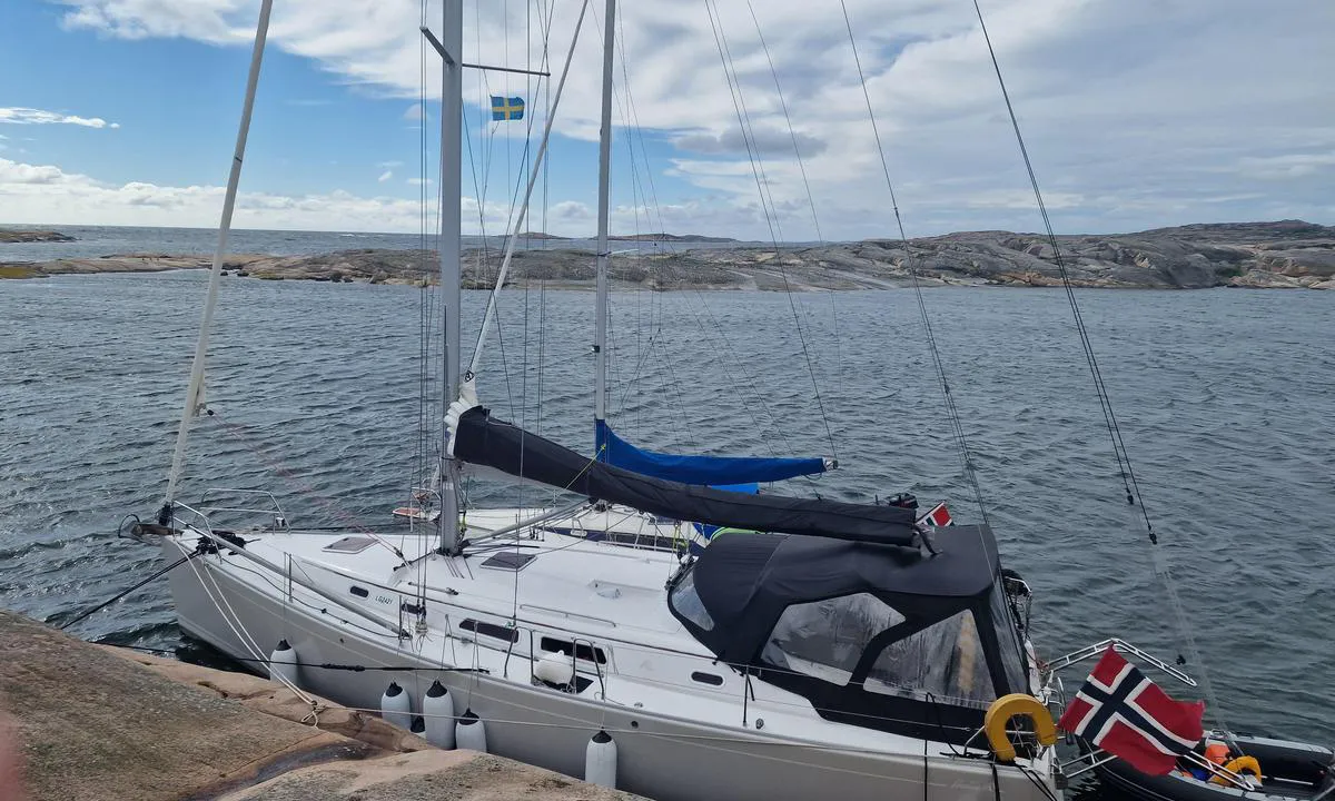 Flatskär: {"base": "no", "no": "Longside i stiv til sterk kuling fra SV", "se": "L\u00e4ngsides i h\u00e5rd till mycket h\u00e5rd kuling fr\u00e5n SV", "en": "Alongside in stiff to strong gale from SW", "da": "Langside i h\u00e5rd til st\u00e6rk kuling fra SV"}