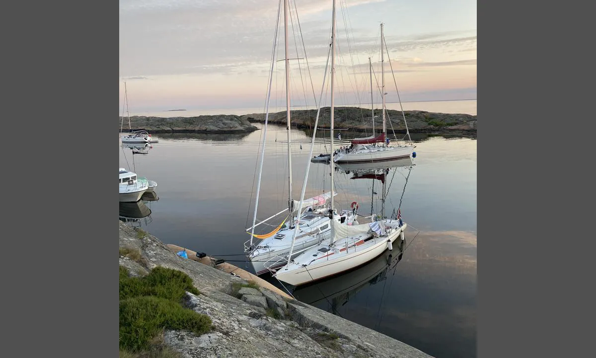 Flatskjær: {"base": "no", "no": "Bilde fra \u00f8stfra flatskj\u00e6re.", "se": "Bild fr\u00e5n \u00f6sterifr\u00e5n flatsk\u00e4ret.", "en": "Image from the east from skerries.", "da": "Billede fra \u00f8st fra fladsk\u00e6r."}