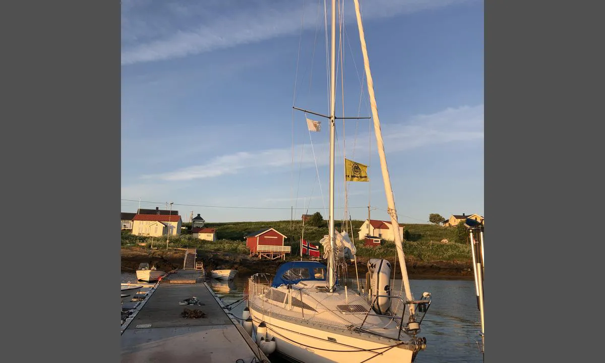 Fleinvær: {"base": "no", "no": "Flytebrygga p\u00e5 S\u00f8rv\u00e6r.", "se": "Flytbryggan p\u00e5 S\u00f8rv\u00e6r.", "en": "The floating dock at S\u00f8rv\u00e6r.", "da": "Flydebroen ved S\u00f8rv\u00e6r."}