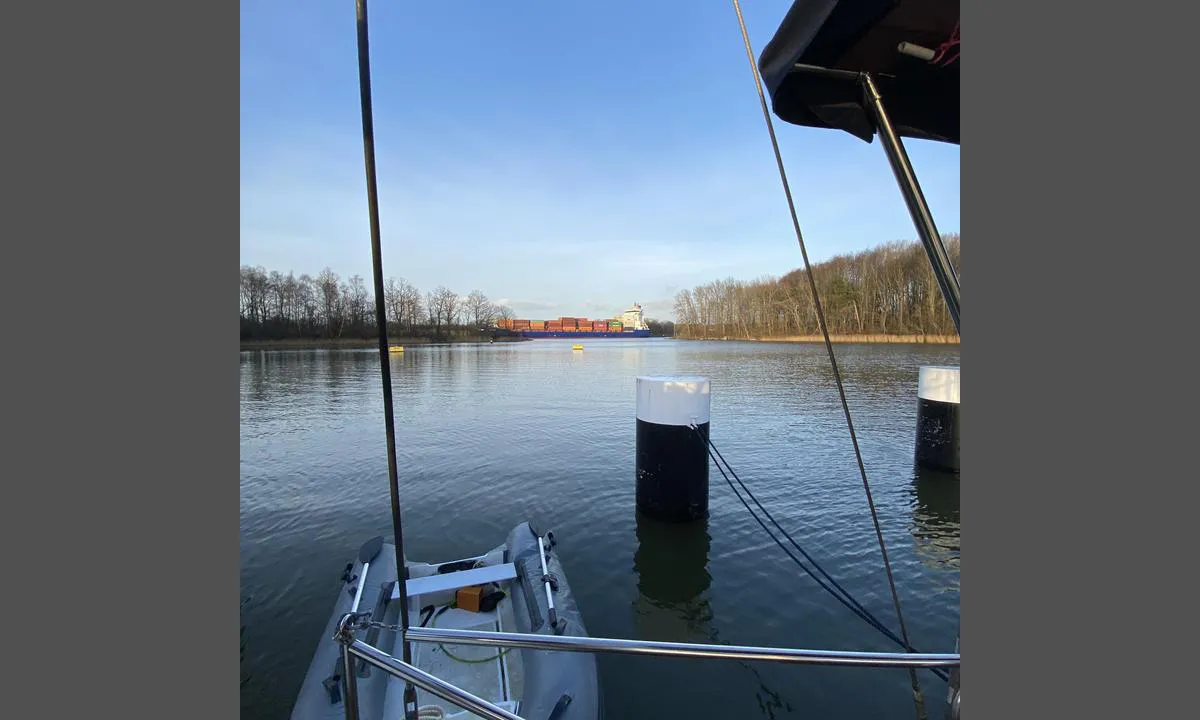 Flemhudersee: {"base": "en", "no": "Her kan du se fort\u00f8yningene du kan binde deg til. Du kan se og f\u00f8le de store skipene som g\u00e5r gjennom Kiel-kanalen (forstyrret meg ikke)", "se": "H\u00e4r kan du se f\u00f6rt\u00f6jningarna som du kan f\u00f6rt\u00f6ja vid. Du kan se och k\u00e4nna de stora fartygen som g\u00e5r i Kielkanalen (st\u00f6rde inte mig)", "en": "Here you can see the moorings that you can tie to. You can see and feel the big ships going in the Kiel channel (didn't disturb me)", "da": "Her kan du se fort\u00f8jningerne, som du kan binde til. Du kan se og m\u00e6rke de store skibe, der sejler i Kielerkanalen (forstyrrede mig ikke)"}