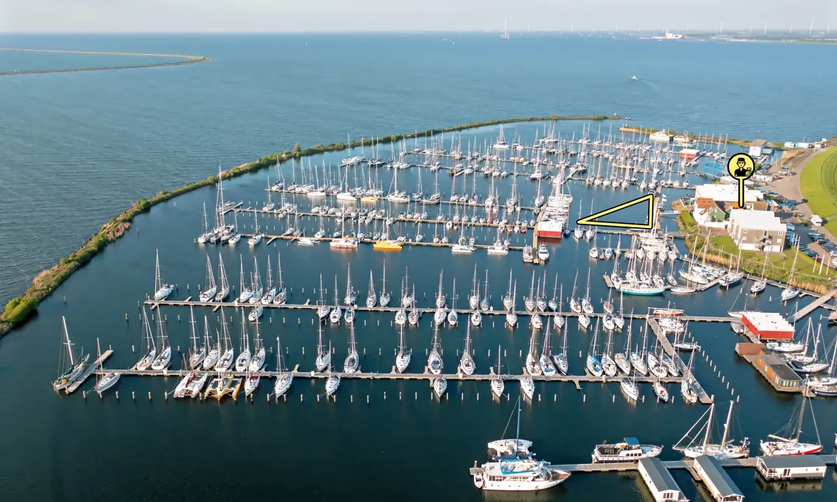 The yellow triangle: the area where you can moor temporarily to report at the harbouroffice of your arrival. (meldsteiger)
Photo from https://www.port-adhoc.com/nl/flevo-marina-lelystad/.