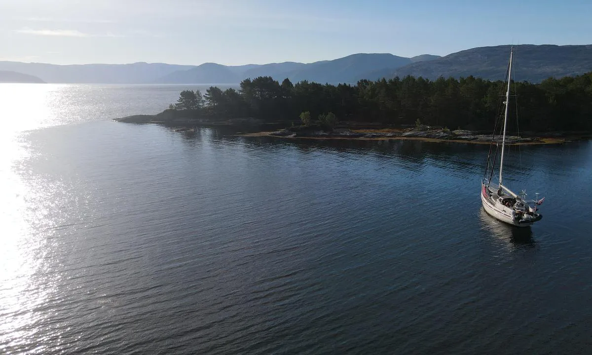 Fløholmen: {"base": "da", "no": "Retning \u00f8st", "se": "Riktning \u00f6st", "en": "Direction east", "da": "Retn \u00f8st"}