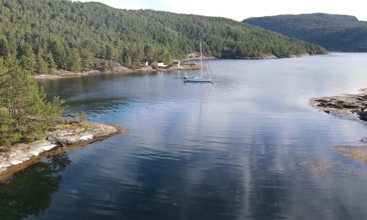 Fløholmen: {"base": "no", "no": "Nord\u00f8st", "se": "Nord\u00f6st", "en": "Northeast", "da": "Nord\u00f8st"}
