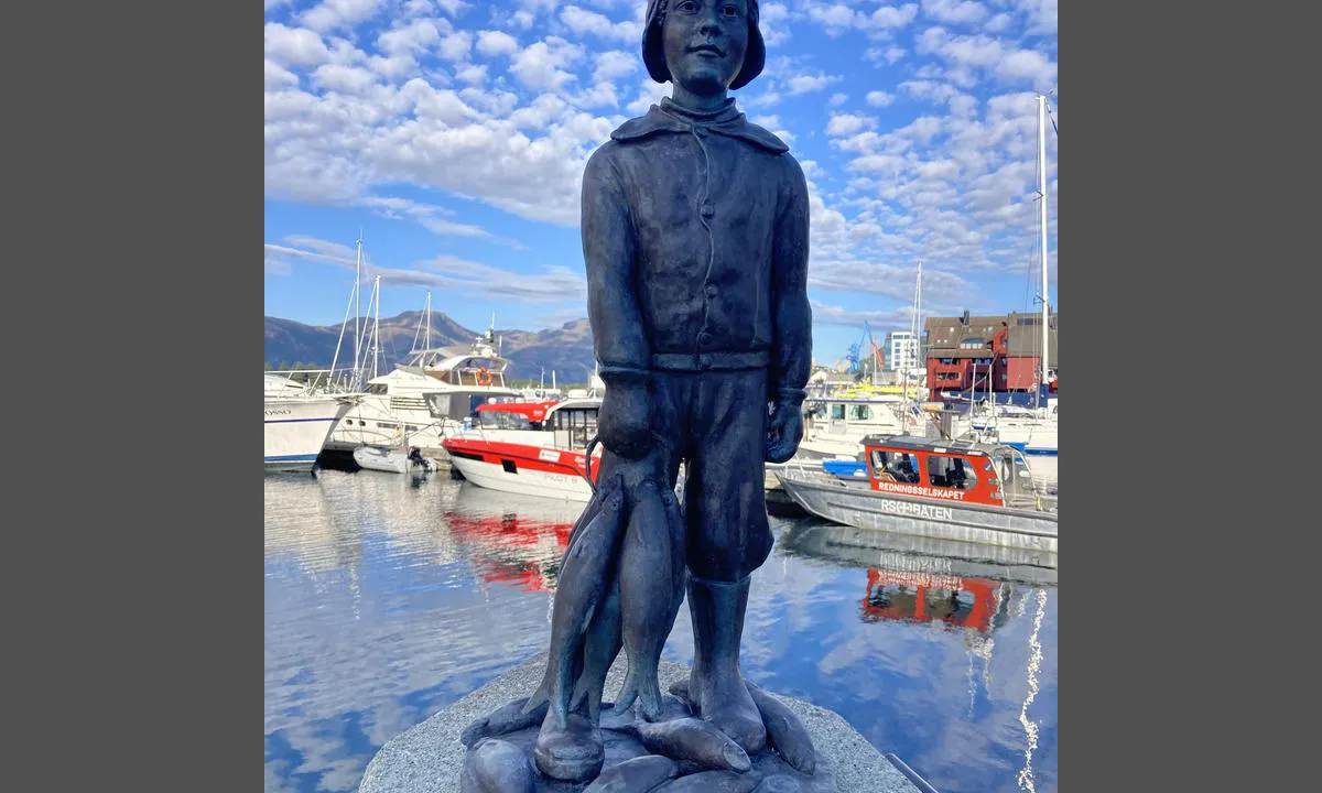 Florevika Gjestebrygge: View from the corner of harbour. First pass this statue and yellow hotel and on your righthand side, there is the service building.