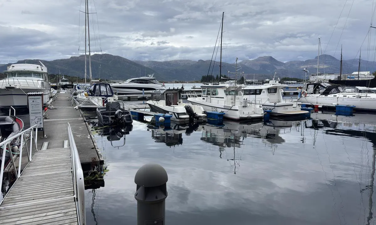 Florevika Gjestebrygge: {"base": "en", "no": "Utsikt n\u00e5r du g\u00e5r p\u00e5 den flytende bryggen", "se": "Utsikt n\u00e4r du g\u00e5r p\u00e5 den flytande pontonen", "en": "View as you walk on to the floating pontoon", "da": "Udsigt n\u00e5r du g\u00e5r hen til den flydende ponton", "fr": "Vue en marchant sur le ponton flottant", "de": "Blick beim Betreten des schwimmenden Pontoons", "es": "Vista al caminar hacia el pont\u00f3n flotante", "it": "Vista mentre cammini sul pontile galleggiante", "pt": "Vista ao caminhar para o pont\u00e3o flutuante", "nl": "Bekijk terwijl u naar de drijvende ponton loopt", "pl": "Widok, gdy idziesz na p\u0142ywaj\u0105cy pomost", "uk": "\u0412\u0438\u0434 \u043f\u0456\u0434 \u0447\u0430\u0441 \u043f\u0435\u0440\u0435\u0445\u043e\u0434\u0443 \u0434\u043e \u043f\u043b\u0430\u0432\u0443\u0447\u043e\u0433\u043e \u043f\u043e\u043d\u0442\u043e\u043d\u0430", "ro": "Vizualiza\u021bi pe m\u0103sur\u0103 ce intra\u021bi pe pontonul plutitor", "tr": "Y\u00fczen y\u00fczer iskeleye y\u00fcr\u00fcrken manzara", "el": "\u0398\u03ad\u03b1 \u03ba\u03b1\u03b8\u03ce\u03c2 \u03c0\u03b5\u03c1\u03c0\u03b1\u03c4\u03ac\u03c4\u03b5 \u03c3\u03c4\u03b7\u03bd \u03c0\u03bb\u03c9\u03c4\u03ae \u03c0\u03c1\u03bf\u03b2\u03bb\u03ae\u03c4\u03b1", "cs": "V\u00fdhled, kdy\u017e jdete na plovouc\u00ed ponton", "hu": "Kil\u00e1t\u00e1s, ahogy a lebeg\u0151 m\u00f3l\u00f3ra l\u00e9p", "fi": "N\u00e4kym\u00e4 k\u00e4velless\u00e4si kelluvalle laiturille", "bg": "\u0418\u0437\u0433\u043b\u0435\u0434, \u0434\u043e\u043a\u0430\u0442\u043e \u0432\u044a\u0440\u0432\u0438\u0442\u0435 \u043f\u043e \u043f\u043b\u0430\u0432\u0430\u0449\u0438\u044f \u043f\u043e\u043d\u0442\u043e\u043d", "sr": "Pogled dok hodate na plutaju\u0107i ponton", "et": "Vaade, kui k\u00f5nnite ujuvkai peale", "lv": "Skats, ejot uz peldo\u0161\u0101 pontona", "lt": "Vaizdas, kai einate ant plaukiojan\u010dio pontono"}