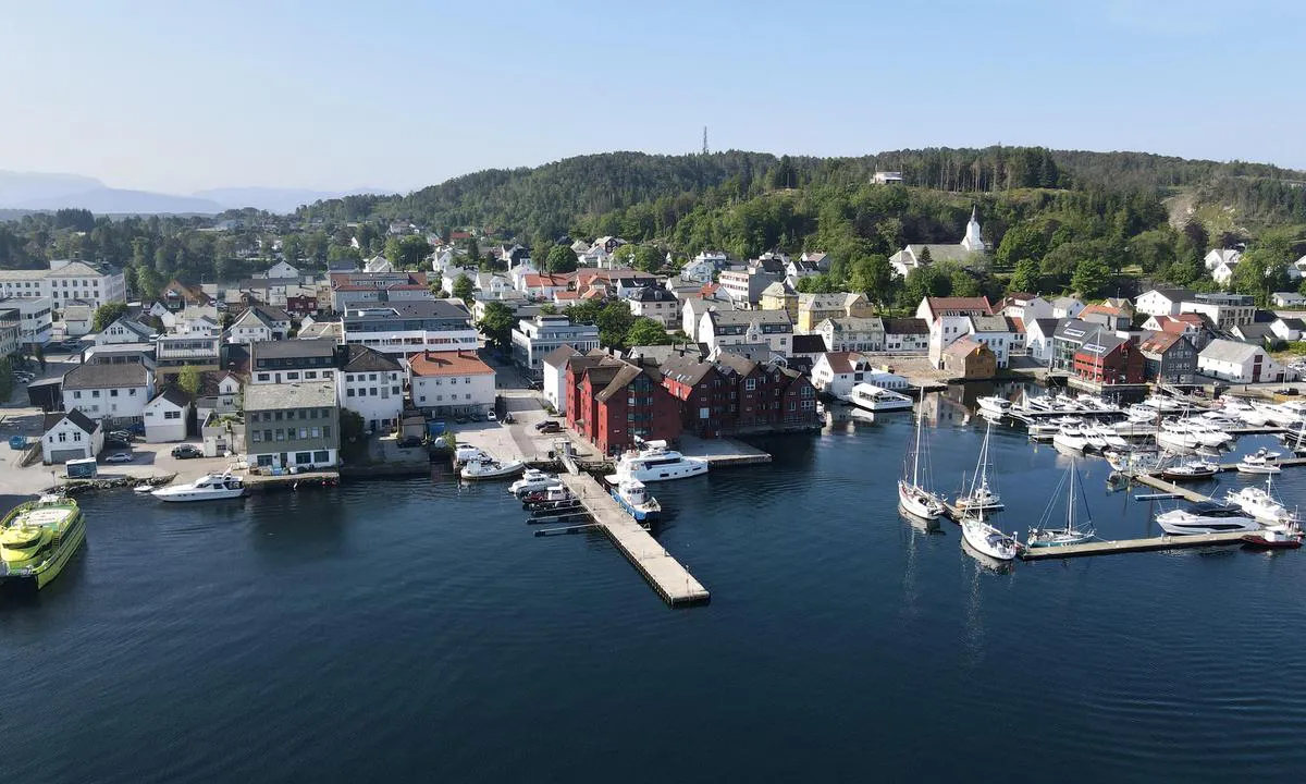 Florevika Gjestebrygge: {"base": "en", "no": "I midten kommunal flytebrygge. Kun til bruk med avtale.", "se": "I mitten kommunal flytbrygga. Att anv\u00e4ndas endast med \u00f6verenskommelse.", "en": "In middle municipal floating dock. To be used only with agreement.", "da": "I midten kommunal flydende kaj. M\u00e5 kun bruges med aftale."}
