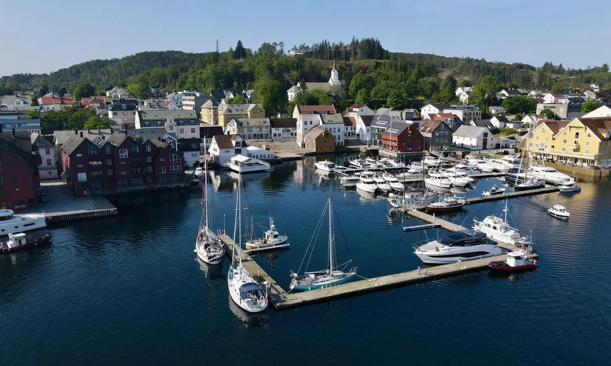 Florevika Gjestebrygge: Florø. It is marked where to dock longside and where to dock stern or bow in.