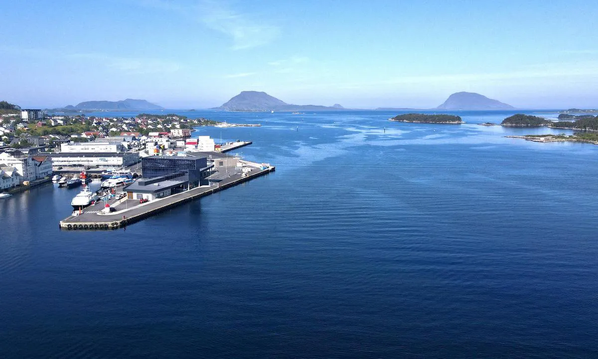 Florevika Gjestebrygge: {"base": "en", "no": "Ser vestover mot Stabben fyr. Seiling inn til Flor\u00f8 er godt merket.", "se": "Tittar v\u00e4sterut mot Stabben fyr. Segling in till Flor\u00f8 \u00e4r v\u00e4l markerad.", "en": "Looking west towards Stabben lighthouse. Sailing in to Flor\u00f8 is well  marked.", "da": "Ser vest mod Stabben fyrt\u00e5rn. Sejlads ind til Flor\u00f8 er godt afm\u00e6rket."}