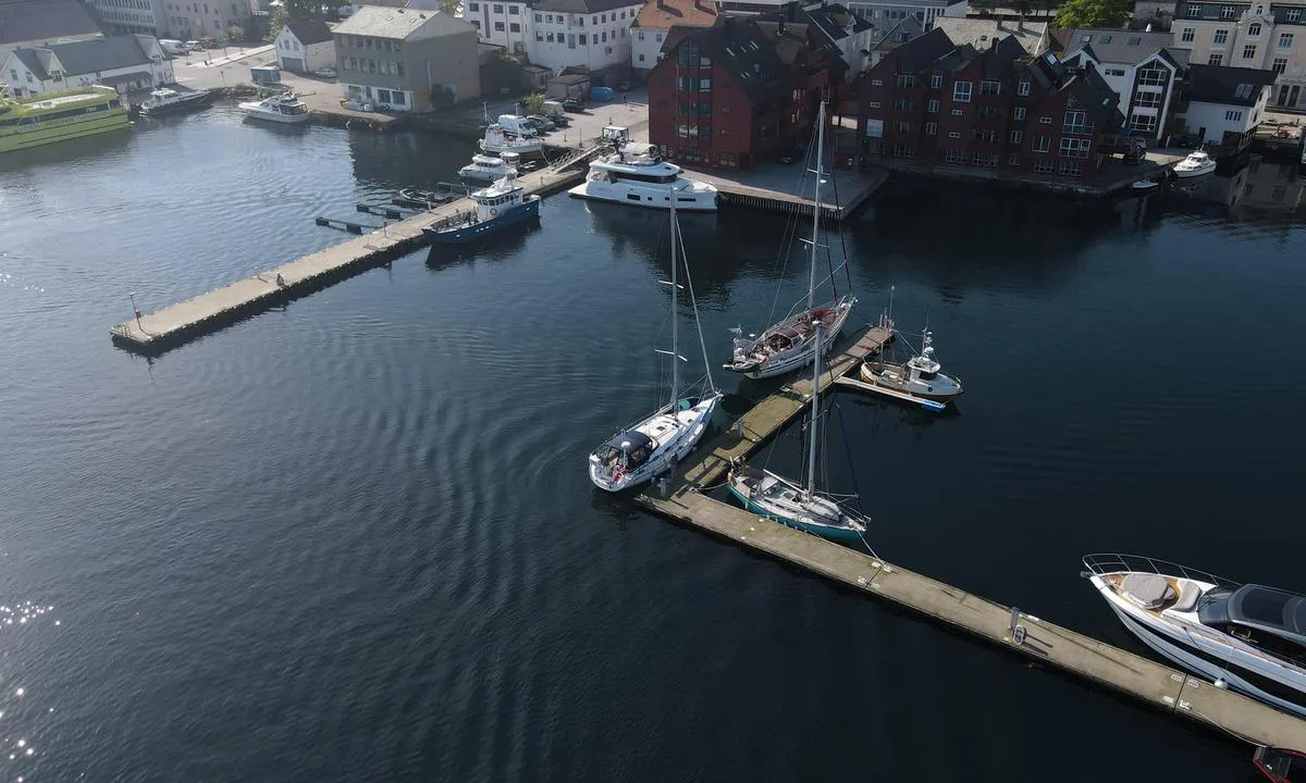 Florevika Gjestebrygge: Floating dock to left only for use after agreement with municipality