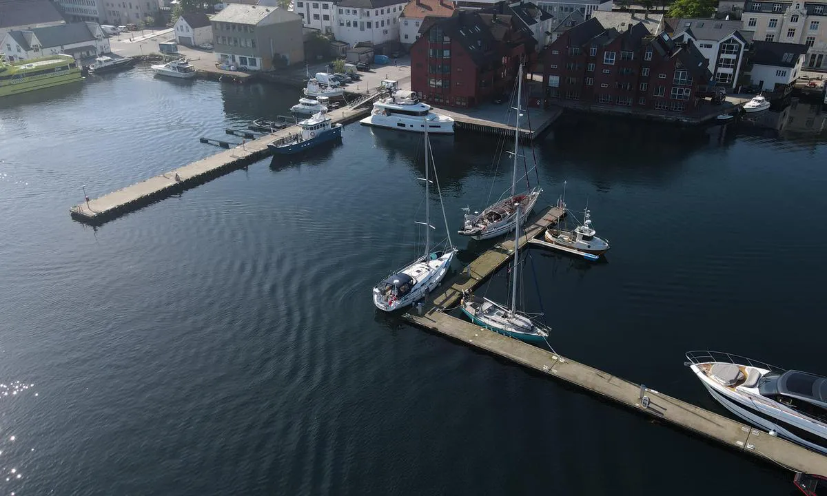 Florevika Gjestebrygge: {"base": "en", "no": "Flytebrygge til venstre kun for bruk etter avtale med kommunen", "se": "Flytbrygga till v\u00e4nster endast f\u00f6r anv\u00e4ndning efter \u00f6verenskommelse med kommunen", "en": "Floating dock to left only for use after agreement with municipality", "da": "Flydende dok til venstre kun til brug efter aftale med kommunen"}