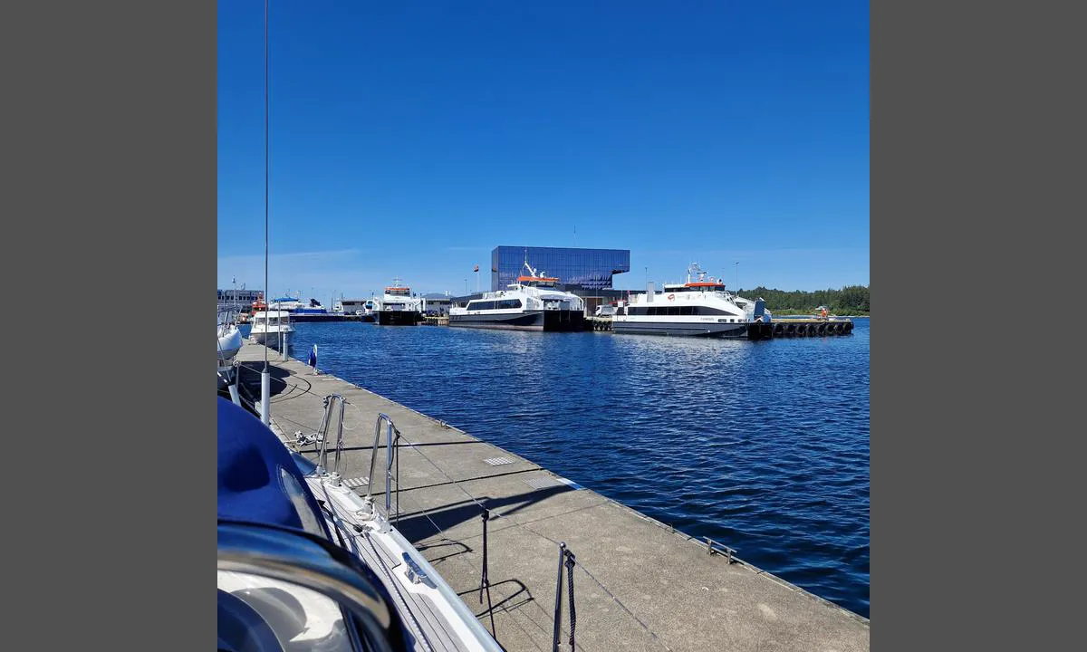 Florevika Gjestebrygge: {"base": "no", "no": "Her er ferjene som blir forsynt med str\u00f8m i fra et dieselaggregrat.", "se": "H\u00e4r \u00e4r f\u00e4rjorna som blir f\u00f6rsedda med str\u00f6m fr\u00e5n ett dieselaggregat.", "en": "Here are the ferries being supplied with power from a diesel generator.", "da": "Her er f\u00e6rgerne, som bliver forsynet med str\u00f8m fra et dieselaggregat."}