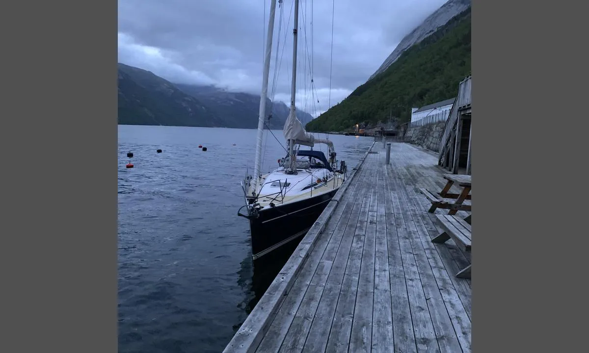 Flørli: {"base": "no", "no": "Pass p\u00e5 dybden ved longside fort\u00f8yning", "se": "Se upp f\u00f6r djupet vid l\u00e5ngsidesf\u00f6rt\u00f6jning", "en": "Mind the depth when mooring alongside", "da": "Pas p\u00e5 dybden ved langside fort\u00f8jning"}