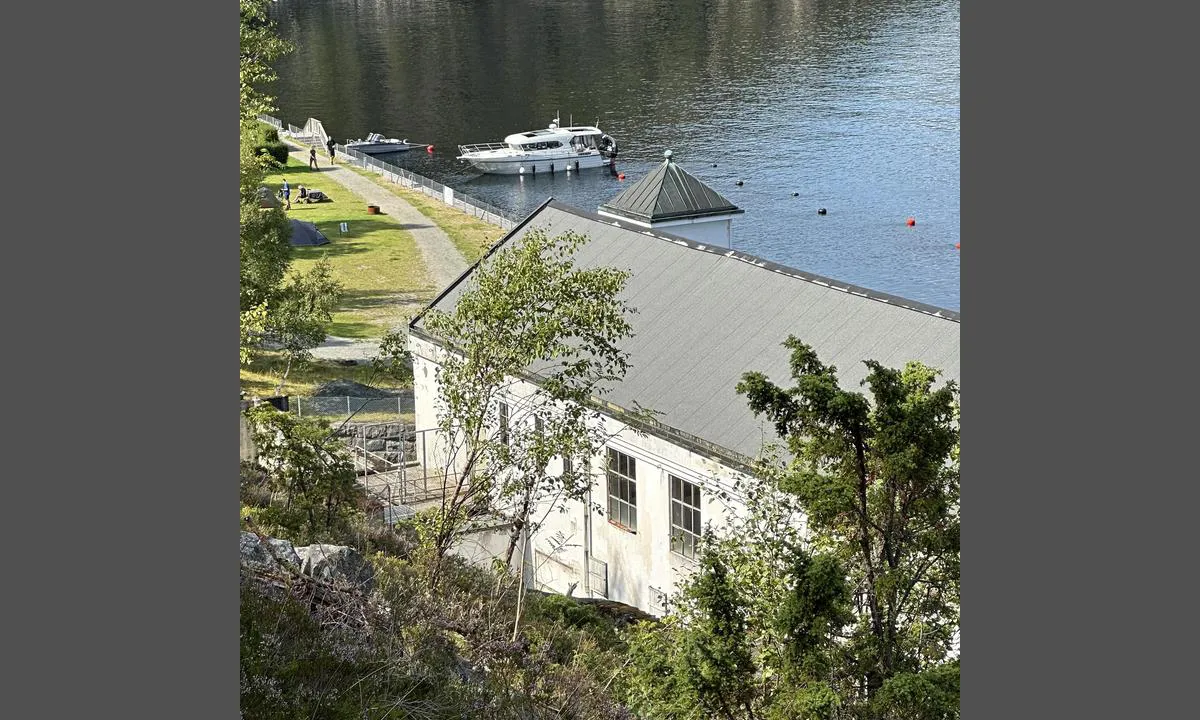 Flørli: {"base": "no", "no": "Fin brygge med hel trefront, og utlagte fort\u00f8yningsb\u00f8yer. Mulig \u00e5 ligge longside, men b\u00e5de ferge, hurtigb\u00e5t og cruiseskip passerer i marsjfart, s\u00e5 b\u00f8yene var veldig greie n\u00e5r store b\u00f8lger traff land. Flott kaf\u00e9 og god mat.", "se": "Fin brygga med hel tr\u00e4front och utlagda f\u00f6rt\u00f6jningsbojar. M\u00f6jligt att ligga l\u00e5ngsides, men b\u00e5de f\u00e4rja, snabb\u00e5t och kryssningsfartyg passerar i marschfart, s\u00e5 bojarnas var v\u00e4ldigt bra n\u00e4r stora v\u00e5gor tr\u00e4ffade land. Fin kaf\u00e9 och god mat.", "en": "Nice dock with a full wooden front, and laid out mooring buoys. Possible to lie alongside, but both ferry, express boat, and cruise ship pass by at cruising speed, so the buoys were very useful when big waves hit the shore. Great caf\u00e9 and good food.", "da": "Fin brygge med hel tr\u00e6front, og udlagte fort\u00f8jningsb\u00f8jer. Muligt at ligge langside, men b\u00e5de f\u00e6rge, hurtigb\u00e5d og krydstogtskib passerer i marchfart, s\u00e5 b\u00f8jerne var meget praktiske, n\u00e5r store b\u00f8lger ramte land. Flot caf\u00e9 og god mad."}