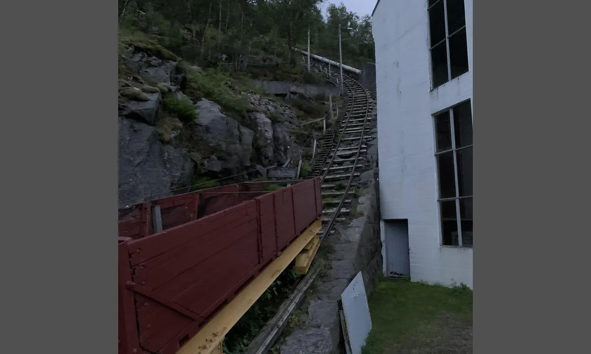 Flørli: {"base": "no", "no": "Her starter trappen (verdens lengste tretrapp) - 4444 trinn", "se": "H\u00e4r b\u00f6rjar trappan (v\u00e4rldens l\u00e4ngsta tr\u00e4trappa) - 4444 steg", "en": "Here starts the stairway (the world's longest wooden staircase) - 4444 steps", "da": "Her starter trappen (verdens l\u00e6ngste trappe i tr\u00e6) - 4444 trin"}