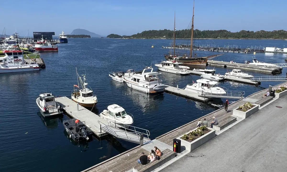 Florø Rema 1000: Flosting dock to right use only after appointment.