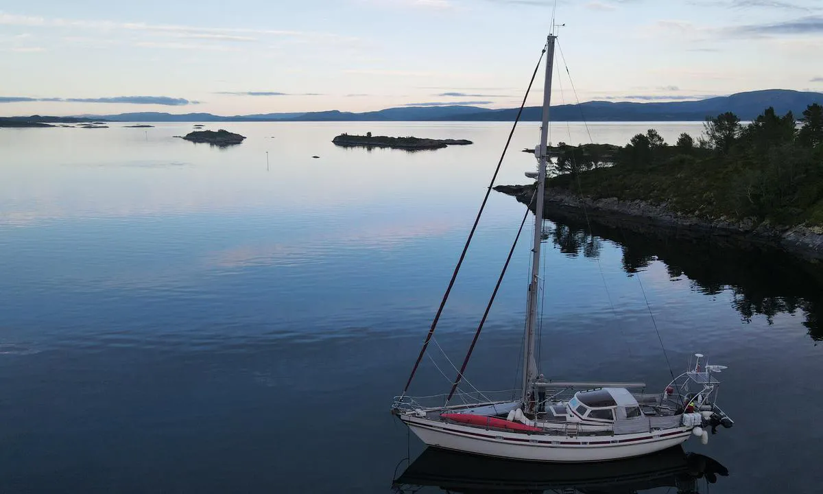 Fløvaasvågen: Godt merka lei inn. Ankring på opp til 23 m dybde.  Stille og rolig havn