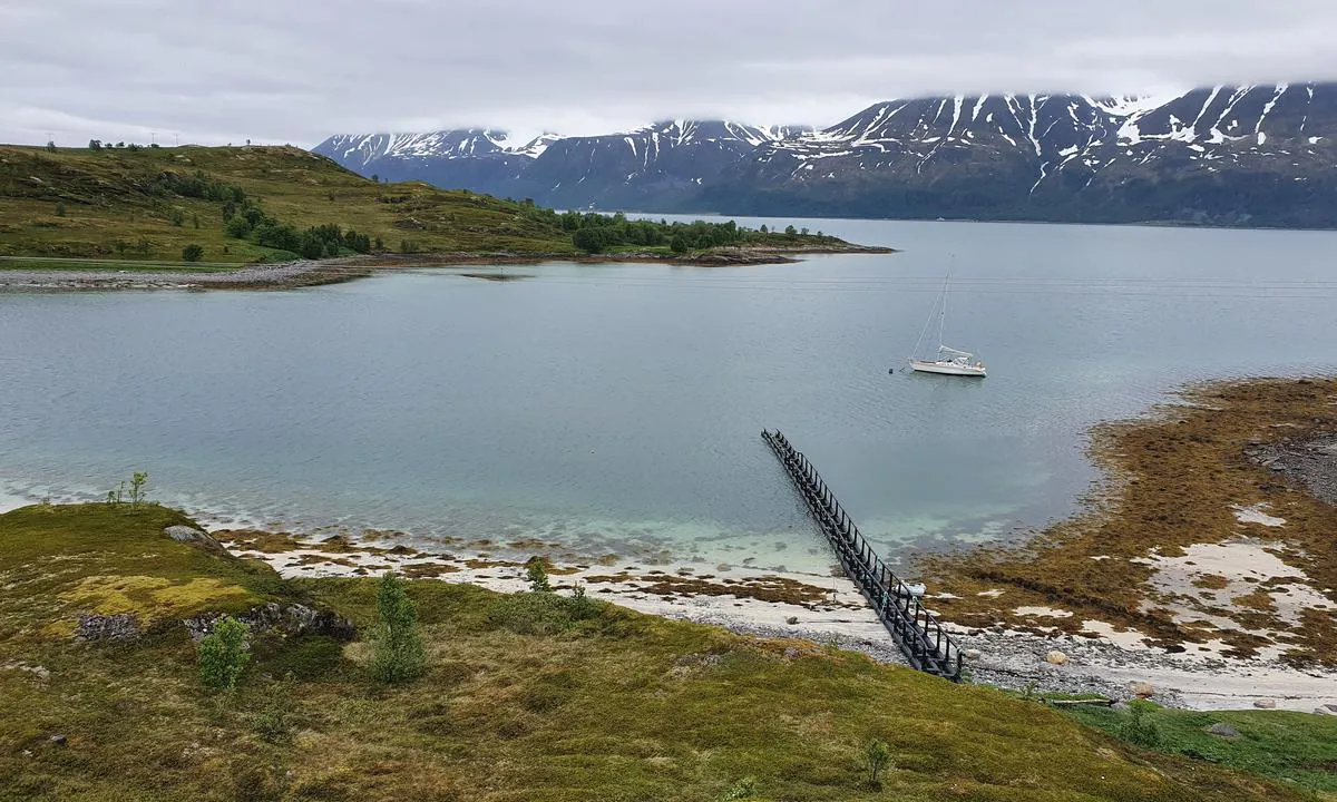 Follesoyklipa Skjervøy: Båten ligger ved bøye, luftspenn utenfor bildets venstre kant.
