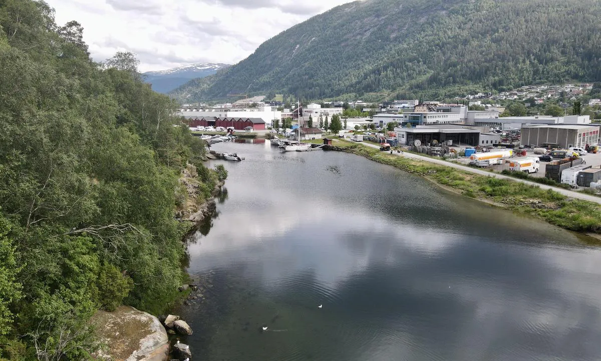 Førde Båtklubb: {"base": "en", "no": "P\u00e5 kartet er innl\u00f8pet markert med 1,3 m dybde ved lavvann.", "se": "I kartans inlopp \u00e4r markerade med 1,3 m djup vid l\u00e5gvatten.", "en": "In map entrance are marked with 1.3 m deep on low tide.", "da": "I kortet er indsejlingen m\u00e6rket med 1,3 m dybde ved lavvande."}